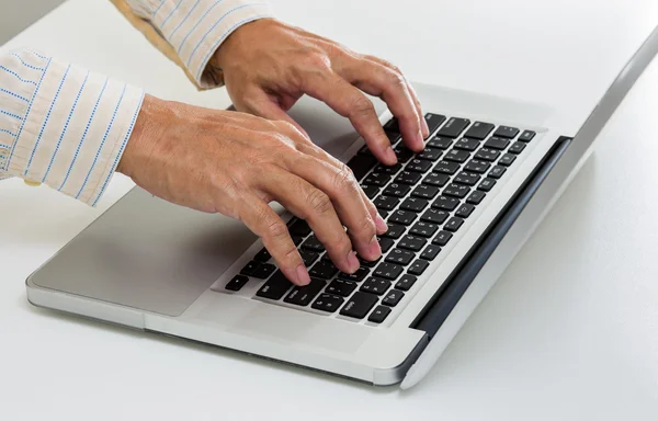 Ręce człowieka z laptopa — Zdjęcie stockowe