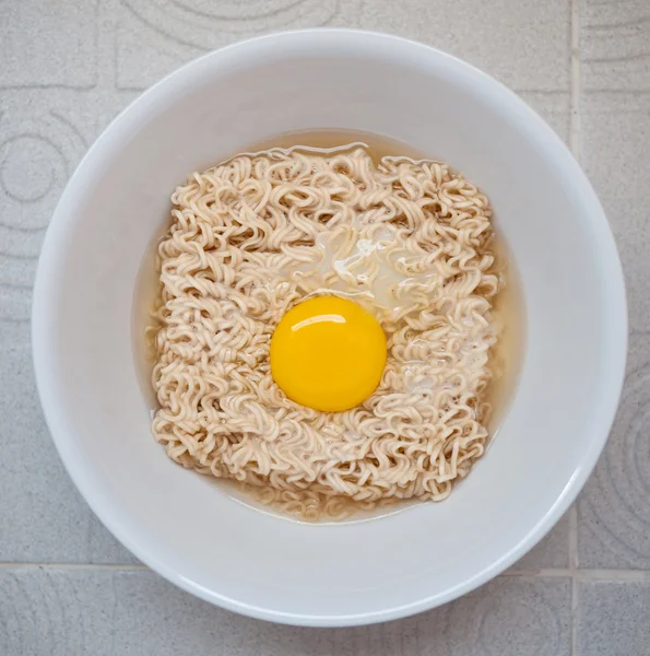 卵の上にインスタント麺 — ストック写真