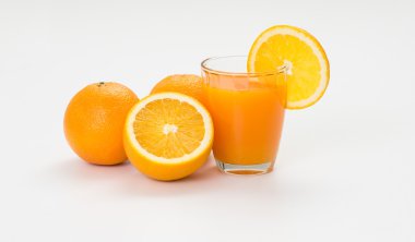 portakal suyu ve beyaz zemin üzerine dilim