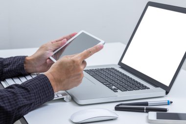 adam el tablet bilgisayar arka plan üzerinde çalışıyor. teknoloji.