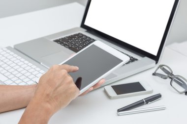adam el tablet bilgisayar arka plan üzerinde çalışıyor. teknoloji.