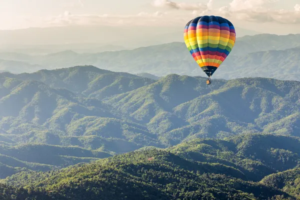 Hete luchtballon over de berg — Stockfoto