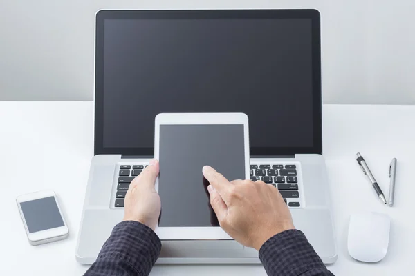 Mann Hand arbeitet an Tablet mit Computer-Hintergrund. Technologie. — Stockfoto