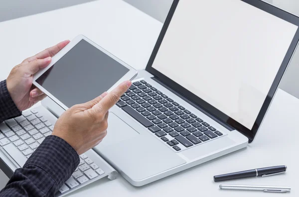 Man hand arbetar på tavlan med dator bakgrunden. teknik. — Stockfoto