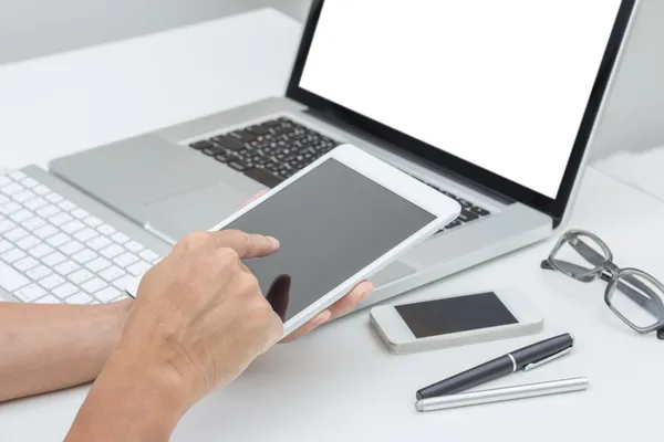 Mano de hombre trabajando en la tableta con el fondo del ordenador. Tecnología . — Foto de Stock