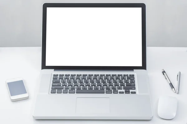 Ordenador portátil en la mesa con pantalla en blanco — Foto de Stock