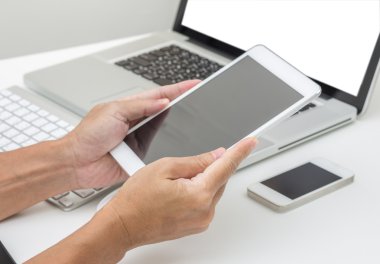 adam el tablet pc dizüstü bilgisayar arka plan ile tutarak
