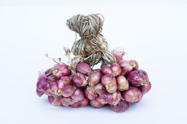 Beyaz arkaplanda kırmızı soğan