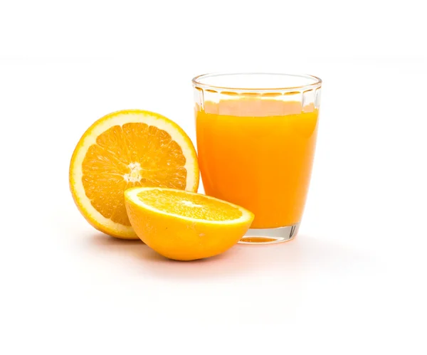 Sumo de laranja e fatia no fundo branco — Fotografia de Stock