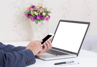 iş adamı elleri boş ekran dizüstü c ile cep telefonunuzu kullanarak