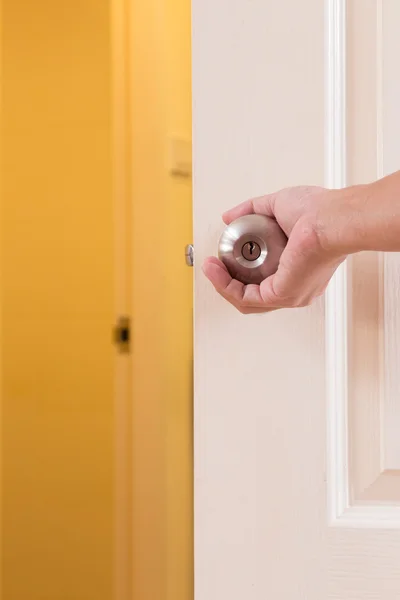 adamın eli açık kapı kolu