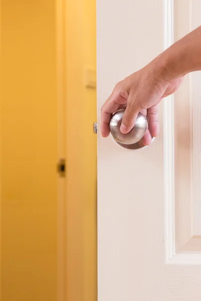 Homem mão bloqueio maçaneta da porta — Fotografia de Stock