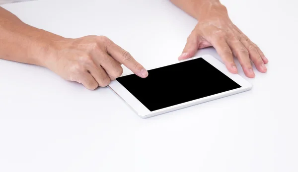 Az ember keze megérintette a fehér alapon fekete képernyő tabletta — Stock Fotó