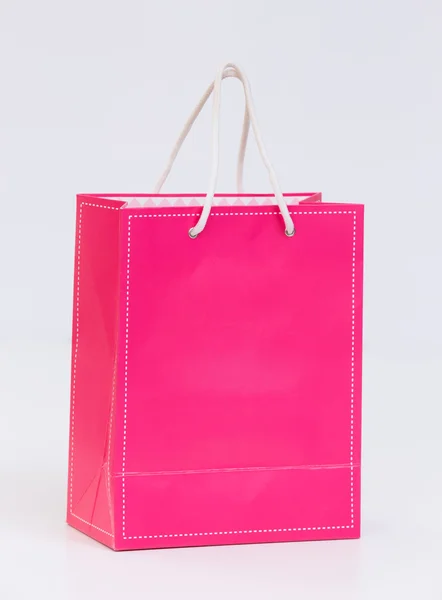 Saco de compras rosa no fundo branco — Fotografia de Stock