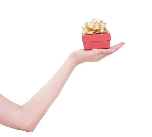 Vrouwen hand met rode luxe-geschenketui geïsoleerd op een witte achtergrond, clipp — Stockfoto