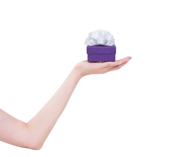 Kvinnor hand med lila presentförpackning isolerad på vit bakgrund, cl — Stockfoto