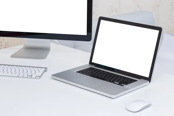 Leerer Bildschirm von Laptop und Desktop-Computer — Stockfoto