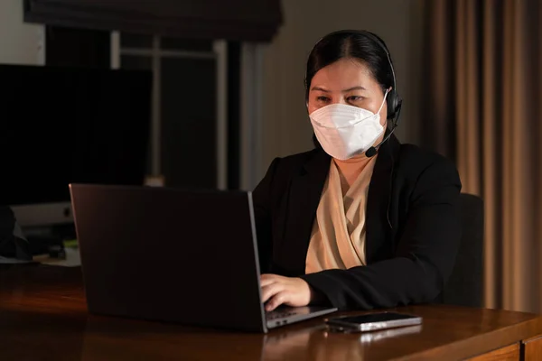 Telemarketing Εξυπηρέτηση Πελατών Ασιατική Γυναίκα Φορώντας Μάσκα Προσώπου Εργασίας Στο — Φωτογραφία Αρχείου