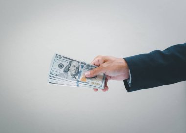 İşadamı eliyle bizi tutuyor. Bir dolarlık banknot. İş ve mali konsept.