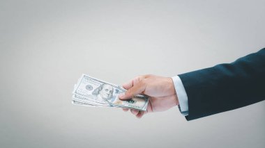 İşadamı eliyle bizi tutuyor. Bir dolarlık banknot. İş ve mali konsept.