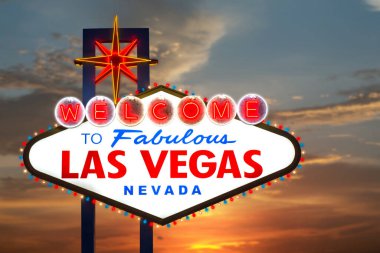 Gün batımındaki Las Vegas Nevada tabelasına hoş geldiniz.