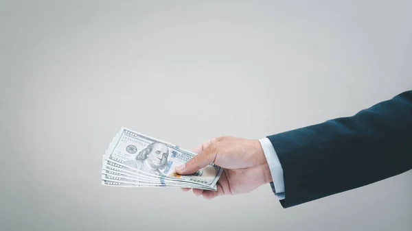 Biznesmen Trzyma Nas Rękę Banknot Dolarowy Koncepcja Biznesowa Finansowa — Zdjęcie stockowe