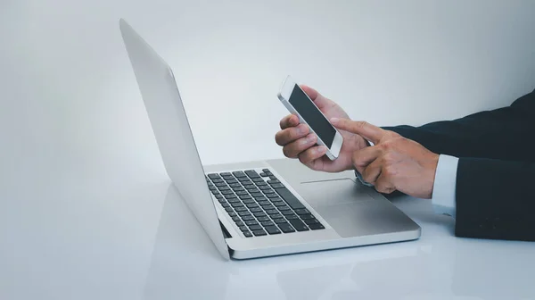 Geschäftsmann Hand Hand Mit Smartphone Und Laptop Geschäfts Und Technologiekonzept — Stockfoto