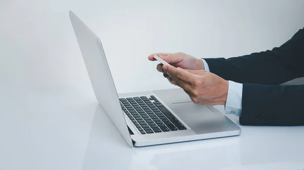 Empresario Mano Usando Teléfono Inteligente Con Ordenador Portátil Concepto Negocio — Foto de Stock