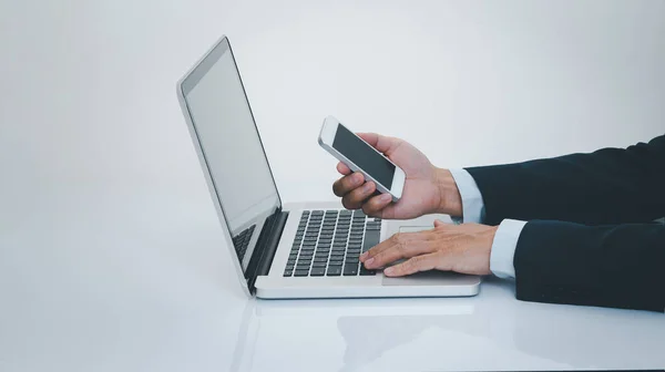 Geschäftsmann Hand Hand Mit Smartphone Und Laptop Geschäfts Und Technologiekonzept — Stockfoto