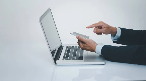 Geschäftsmann Hand Hand Mit Smartphone Und Laptop Geschäfts Und Technologiekonzept — Stockfoto