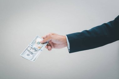 İşadamı eliyle bizi tutuyor. Bir dolarlık banknot. İş ve mali konsept.