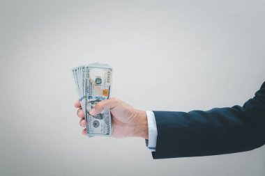 İşadamı eliyle bizi tutuyor. Bir dolarlık banknot. İş ve mali konsept.