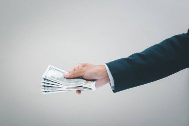 İşadamı eliyle bizi tutuyor. Bir dolarlık banknot. İş ve mali konsept.