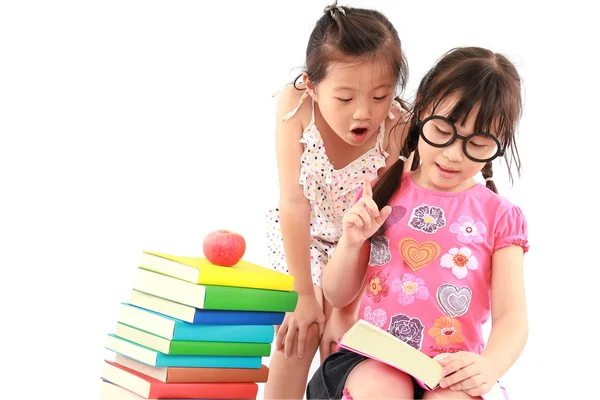 Dois estudante pouco asiático menina lendo o livro — Fotografia de Stock