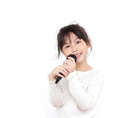 Elinde mikrofonla güzel küçük bir kız.