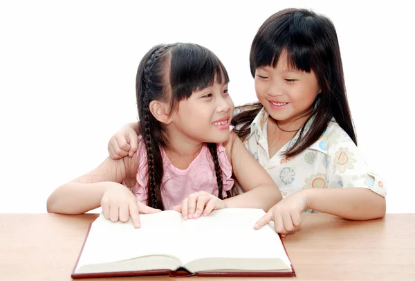Умная маленькая девочка читает книгу — стоковое фото