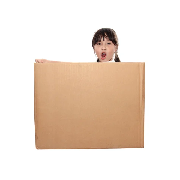 Азиатская счастливая маленькая девочка в коробке на изолированном белом фоне — стоковое фото