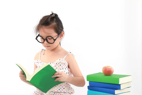 Student liten asiatisk tjej läser boken — Stockfoto