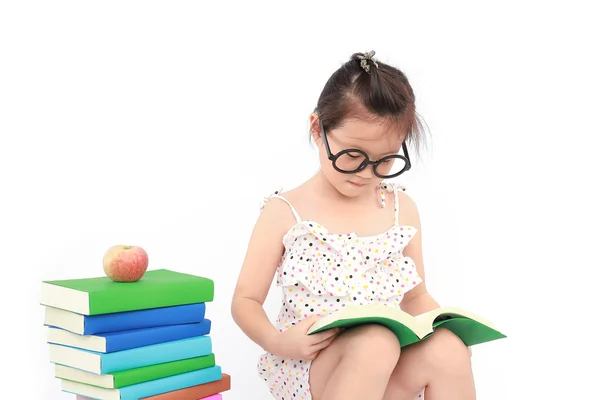 Estudiante poco asiático chica leyendo el libro — Foto de Stock