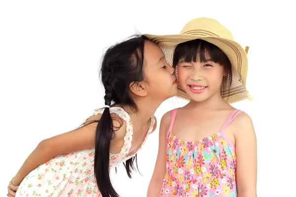 Две красивые счастливые маленькие азиатские девочки — стоковое фото
