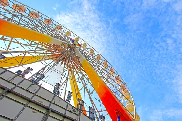 Ferris wheel under blue sky — Stock Photo, Image