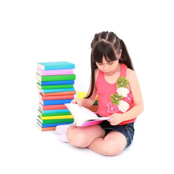 Estudiante poco asiático chica leyendo el libro — Foto de Stock