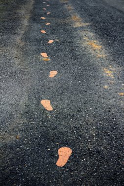 yürüyüş üzerinde sarı footmarks izlemek