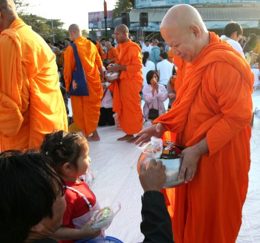 birçok kişi yiyecek ve içecek sadaka için Aralık 30,2012 içinde chiang mai, Tayland tarihinde 12,999 Budist rahipler için vermek.