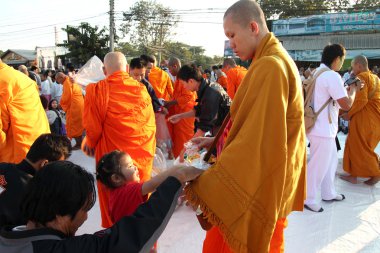 birçok kişi yiyecek ve içecek sadaka için Aralık 30,2012 içinde chiang mai, Tayland tarihinde 12,999 Budist rahipler için vermek.