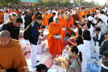 birçok kişi yiyecek ve içecek sadaka için Aralık 30,2012 içinde chiang mai, Tayland tarihinde 12,999 Budist rahipler için vermek.