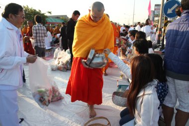 birçok kişi yiyecek ve içecek sadaka için Aralık 30,2012 içinde chiang mai, Tayland tarihinde 12,999 Budist rahipler için vermek.