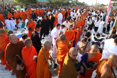 birçok kişi yiyecek ve içecek sadaka için Aralık 30,2012 içinde chiang mai, Tayland tarihinde 12,999 Budist rahipler için vermek.