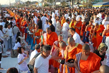 birçok kişi yiyecek ve içecek sadaka için Aralık 30,2012 içinde chiang mai, Tayland tarihinde 12,999 Budist rahipler için vermek.