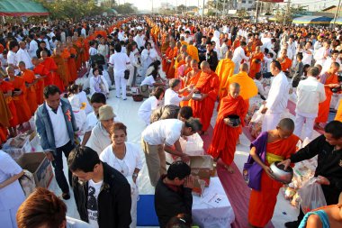 birçok kişi yiyecek ve içecek sadaka için Aralık 30,2012 içinde chiang mai, Tayland tarihinde 12,999 Budist rahipler için vermek.